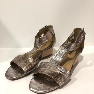 VANELI Gold T Strap Sandals 6.5